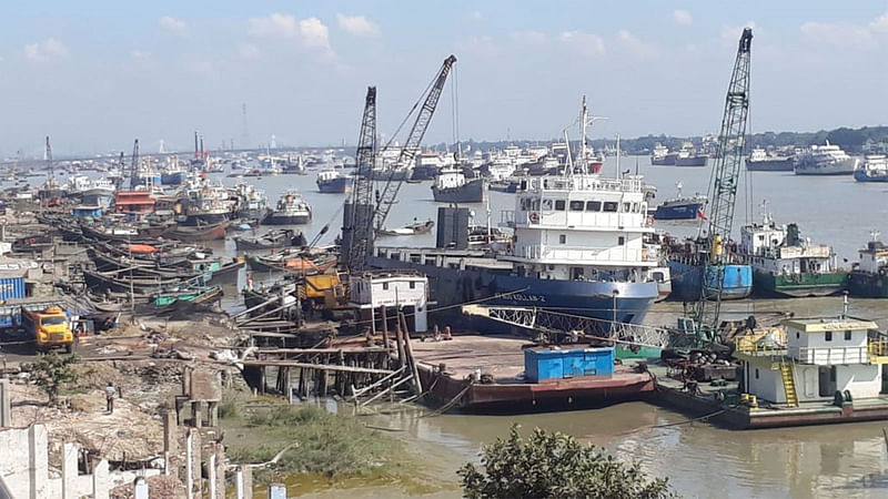 চট্টগ্রাম বন্দরের বহির্নোঙরে ও দেশের নানা ঘাটে কোনো পণ্য খালাস হচ্ছে না।  ছবিটি কর্ণফুলী নদীর আনু মাঝির ঘাট থেকে আজ তোলা। ছবি: সৌরভ দাশ