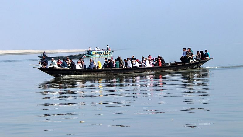 নৌকাতেই জীবন তাদের