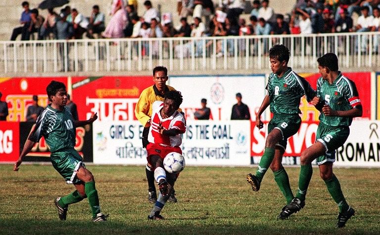 ১৯৯৯ সালে কাঠমান্ডু সাফ গেমসে ফুটবলে আসে প্রথম সোনা। কিন্তু এই একটি সোনা জিততেই ফুটবলের কেন লেগে গেল ১৫টা বছর? ছবি: এএফপি, ফাইল ছবি