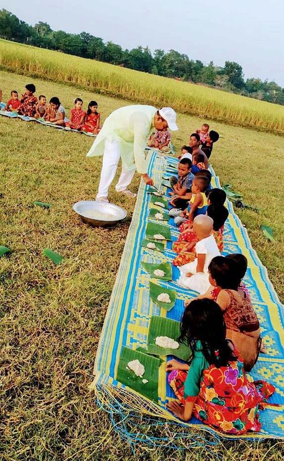 শিশুদের নিয়ে নবান্ন উৎসব উদ্‌যাপন করলেন আনন্দ মোহন কলেজের রসায়ন বিভাগের সহযোগী অধ্যাপক। ছবি: লেখক