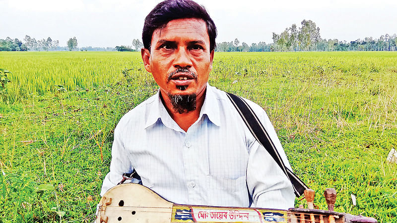 দোতরায় সুর তুলছেন দৃষ্টিপ্রতিবন্ধী অছিম উদ্দিন মন্ডল। সম্প্রতি দিনাজপুরের বিরামপুর উপজেলার জোতবানী গ্রামে।  প্রথম আলো