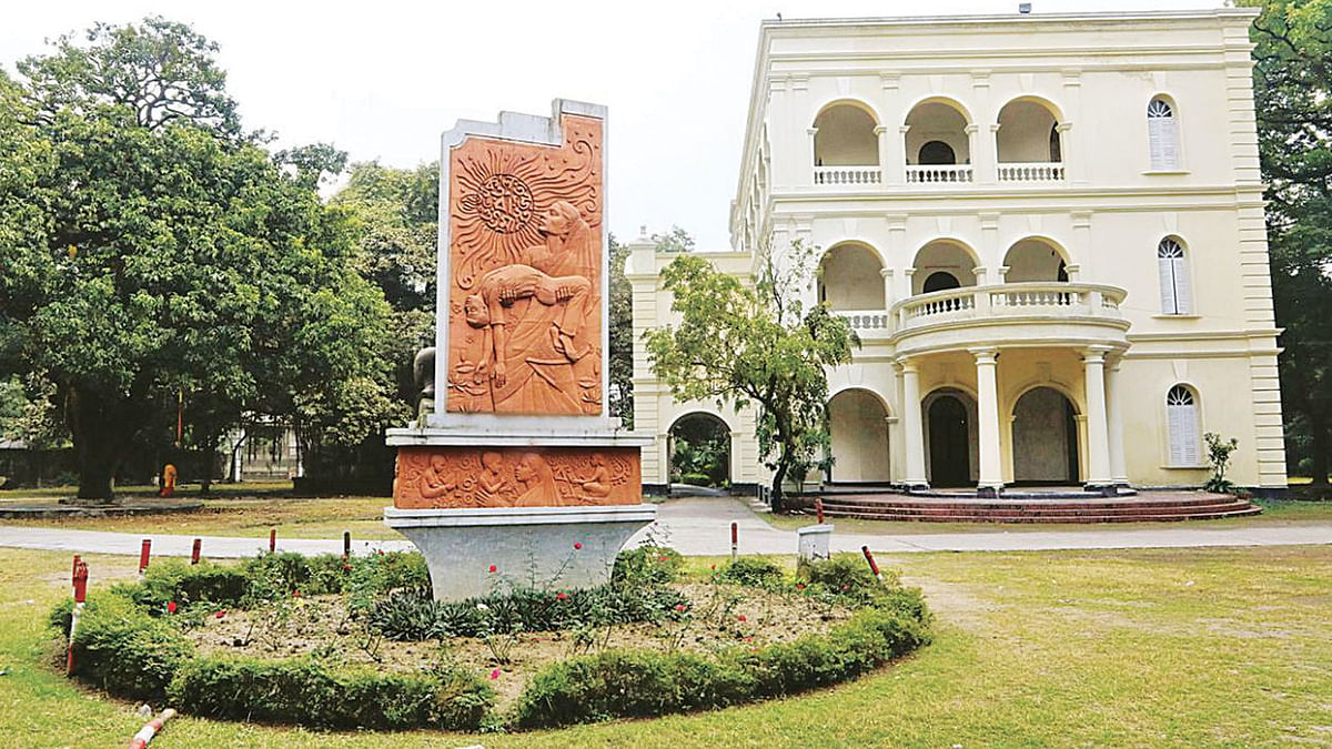 বাংলা একাডেমি প্রাঙ্গণ