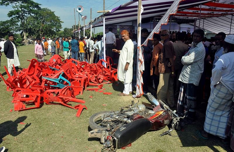 বরুড়া উপজেলা আওয়ামী লীগের ত্রিবার্ষিক সম্মেলনকে কেন্দ্র করে উত্তেজনা সৃষ্টি হয়। পরে সভাস্থলের চেয়ার ভাঙচুর করা হয়। বরুড়া, কুমিল্লা, ৭ ডিসেম্বর। ছবি: প্রথম আলো