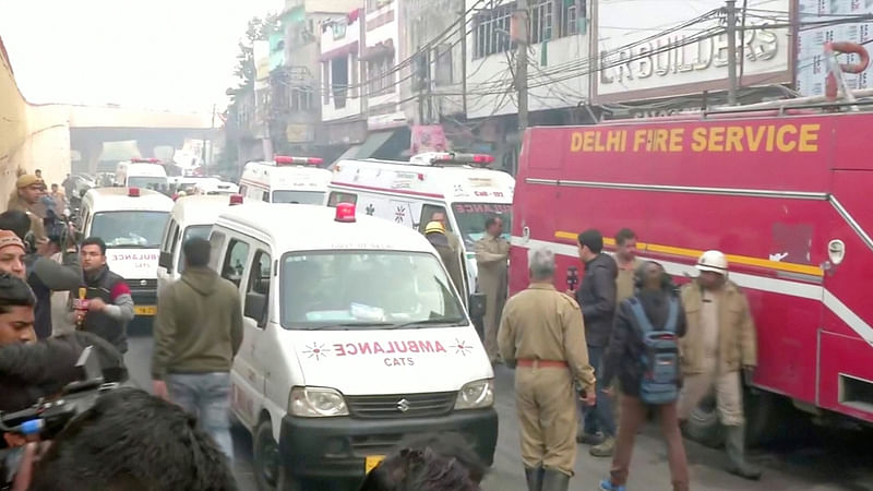 ভারতের নয়াদিল্লিতে আজ রোববার অগ্নিকাণ্ডের ঘটনায় উদ্ধারকাজ চালাচ্ছে ফায়ার সার্ভিস। ছবি: রয়টার্স