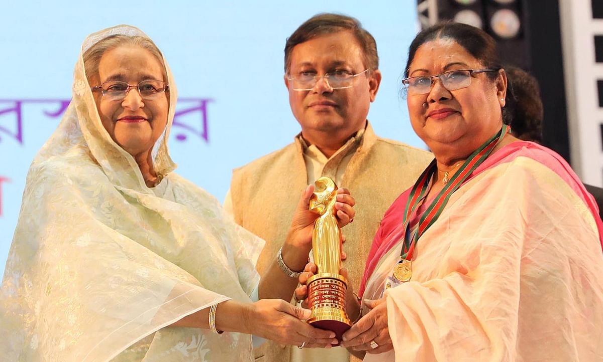 সালমা বেগম সুজাতা চলচ্চিত্রজগতে অবদানের জন্য ২০১৭ সালের ‘আজীবন সম্মাননা’ পুরস্কার অর্জন করেছেন। ছবি: ফোকাস বাংলা