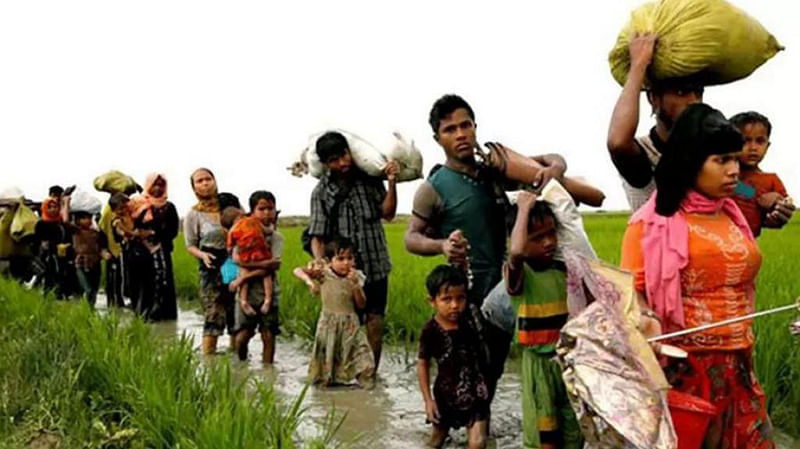 জীবন বাঁচাতে রোহিঙ্গারা দলে দলে বাংলাদেশে ঢোকে। ফাইল ছবি