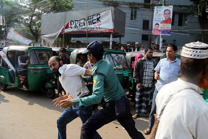 বিক্ষোভের প্রস্তুতিকালে পুলিশের হাতে ধরা পড়েন সিলেট জেলা ছাত্রদলের সভাপতি আলতাফ হোসেন ওরফে সুমন। একপর্যায়ে তিনি ধস্তাধস্তি করে পুলিশের হাত থেকে ছুটে যান। আজ বৃহস্পতিবার বেলা পৌনে দুইটায় সিলেট নগরের কোর্ট পয়েন্ট থেকে তোলা ছবি। ছবি: প্রথম আলো