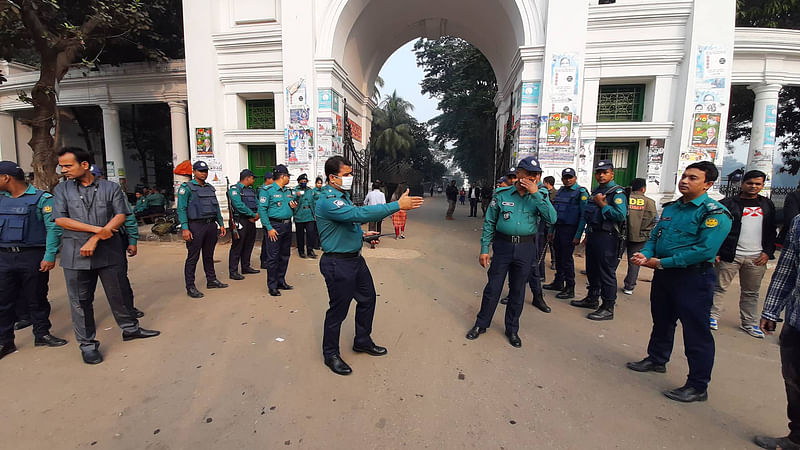 খালেদা জিয়ার জামিন আবেদনের শুনানিকে কেন্দ্র করে সুপ্রিম কোর্ট এলাকায় পুলিশের কড়া নিরাপত্তা ব্যবস্থা। ঢাকা, ১২ ডিসেম্বর। ছবি: সাজিদ হোসেন