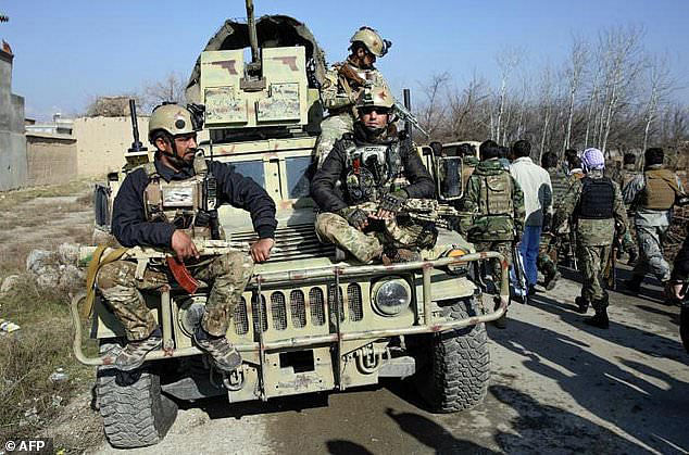 গত বুধবার বোমা হামলার ঘটনাস্থলে আফগান নিরাপত্তা বাহিনী। ছবি: এএফপি