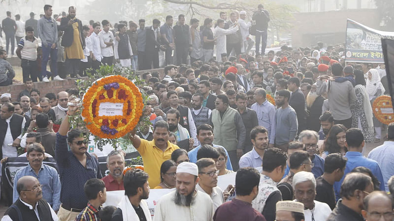 রায়েরবাজার বধ্যভূমিতে শহীদ বুদ্ধিজীবীদের প্রতি শ্রদ্ধা। ছবি: তানভীর আহমেদ