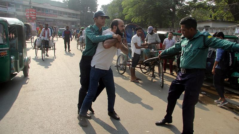 বিক্ষোভের প্রস্তুতিকালে পুলিশের হাতে ধরা পড়েন সিলেট জেলা ছাত্রদলের সভাপতি আলতাফ হোসেন। একপর্যায়ে তিনি ধস্তাধস্তি করে পালিয়ে যান। প্রথম আলো ফাইল ছবি