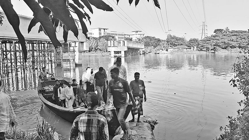 কর্ণফুলীর শিকলবাহা খালের ওপর কালারপুলের সেতু ভেঙে যাওয়ায় আবার নতুন করে নির্মিত হচ্ছে। যাত্রীরা নৌকায় খাল পারাপার করছেন। গত মঙ্গলবার বিকেলে মইজ্জারটেক-পাঁচরিয়া সড়কে।  প্রথম আলো