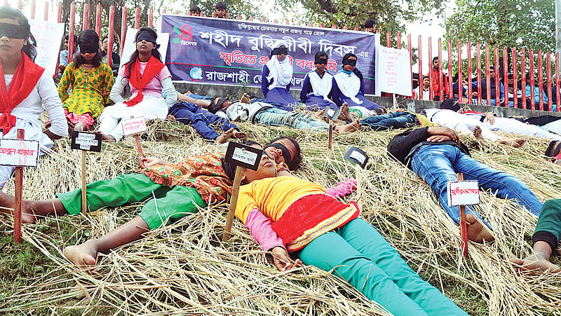 শহীদ বুদ্ধিজীবীদের স্মরণে প্রতীকী বধ্যভূমি প্রদর্শন করে রাজশাহী জেলা খেলাঘর। এতে অংশ নেয় সংগঠনটির সদস্যরা। গতকাল নগরীর হাদির মোড় এলাকায়।  ছবি: প্রথম আলো