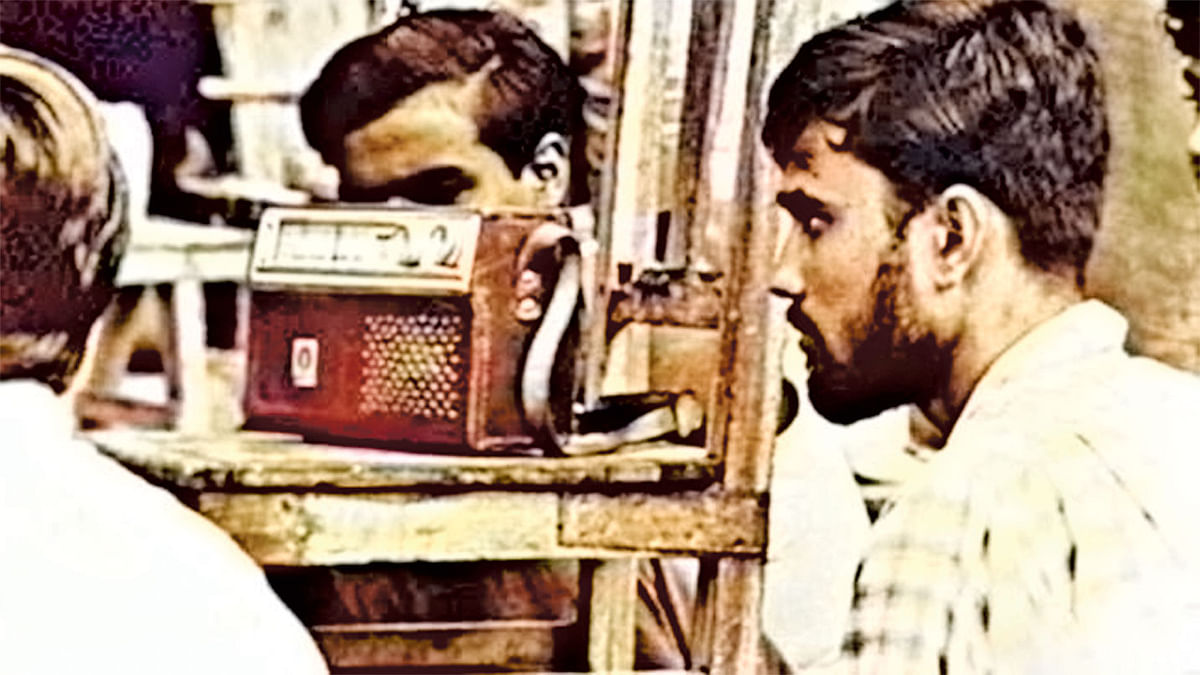 স্বাধীন বাংলা বেতার কেন্দ্র শুনছেন মুক্তিযোদ্ধারা, ১৯৭১। ছবি: সংগৃহীত