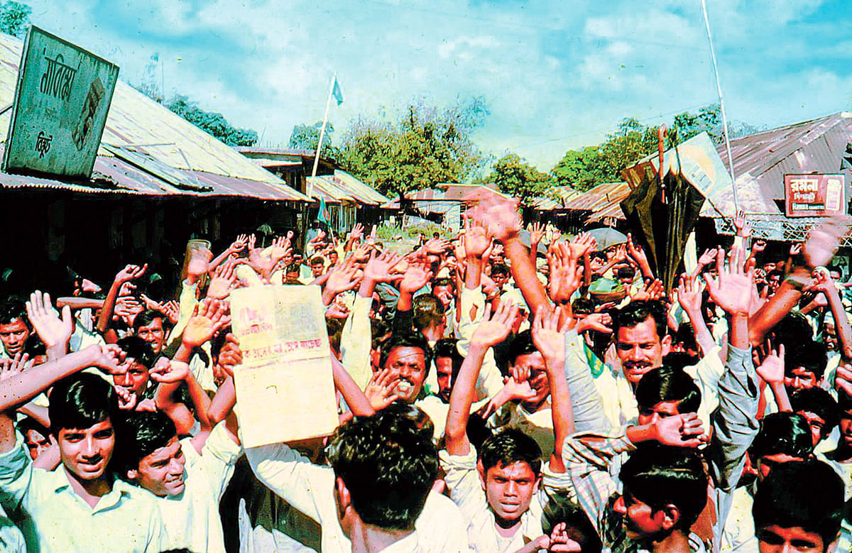 ‘আমরা স্বাধীন’—মুক্ত এলাকায় আনন্দে উৎফুল্ল জনতা। ছবি: রবিন সেনগুপ্ত