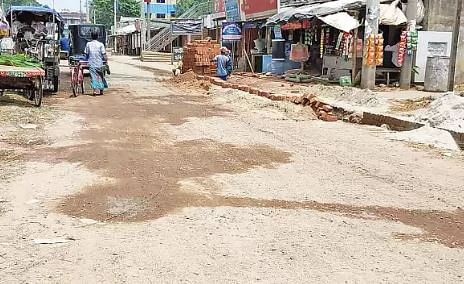 সড়ক সংস্কার বা সড়ক তৈরির কাজের মান বাড়াতে হলে সেই সাইটের আশপাশের মানুষকে কাজের মান যাচাইয়ে সম্পৃক্ত করার কোনো বিকল্প নেই। ছবি: প্রথম আলো