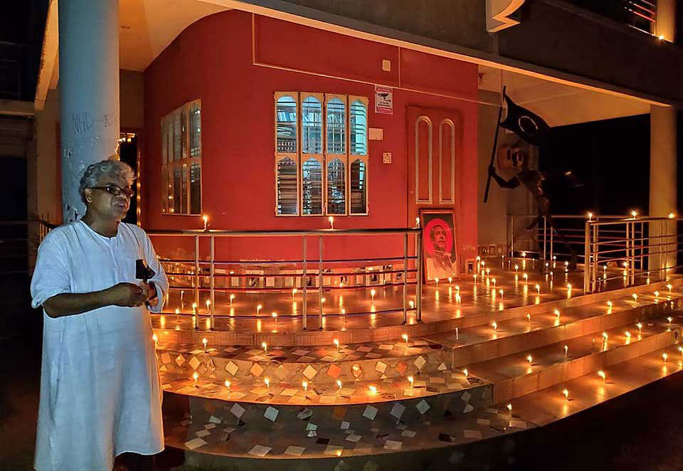 উত্তরবঙ্গ জাদুঘরের সামনে প্রতিষ্ঠাতা এস এম আব্রাহাম লিংকন। ছবি: লেখক