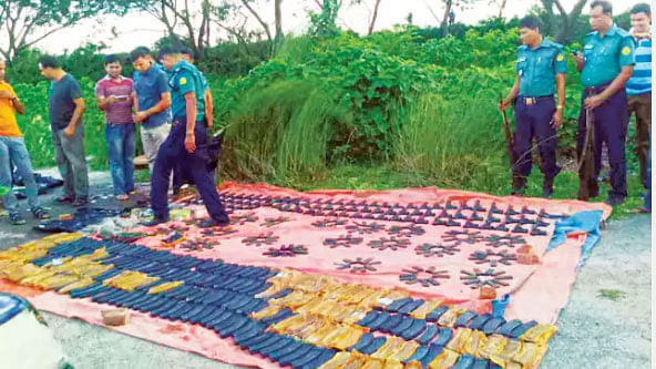 ২০১৬ সালের জুনে উত্তরার দিয়াবাড়ি এলাকার খাল থেকে উদ্ধার করা হয় বিপুল অস্ত্র ও গোলাবারুদ। ফাইল ছবি