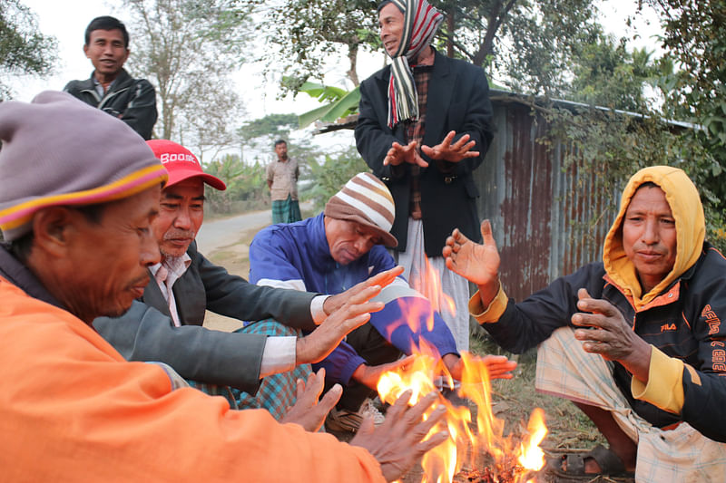 পাহাড়ে হাড়কাঁপানো শীত। খড়কুটো জ্বেলে গা গরম রাখার চেষ্টা করছেন পাহাড়ি মানুষেরা। ঠাকুরছড়া, খাগড়াছড়ি, ২৯ ডিসেম্বর। ছবি: নীরব চৌধুরী