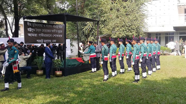 প্রয়াত পররাষ্ট্রসচিব সৈয়দ মোয়াজ্জেম আলীর নামাজে জানাজার পর তাঁর প্রতি রাষ্ট্রীয় সম্মান প্রদর্শন করা হয়। ছবি: প্রথম আলো