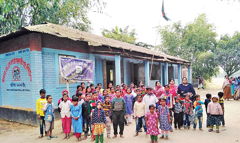 এই শিশুরা নতুন বই পায়নি। গতকাল বীরগঞ্জ উপজেলার বড়কালা এলএসএস বেসরকারি প্রাথমিক বিদ্যালয়ে।  ছবি: প্রথম আলো