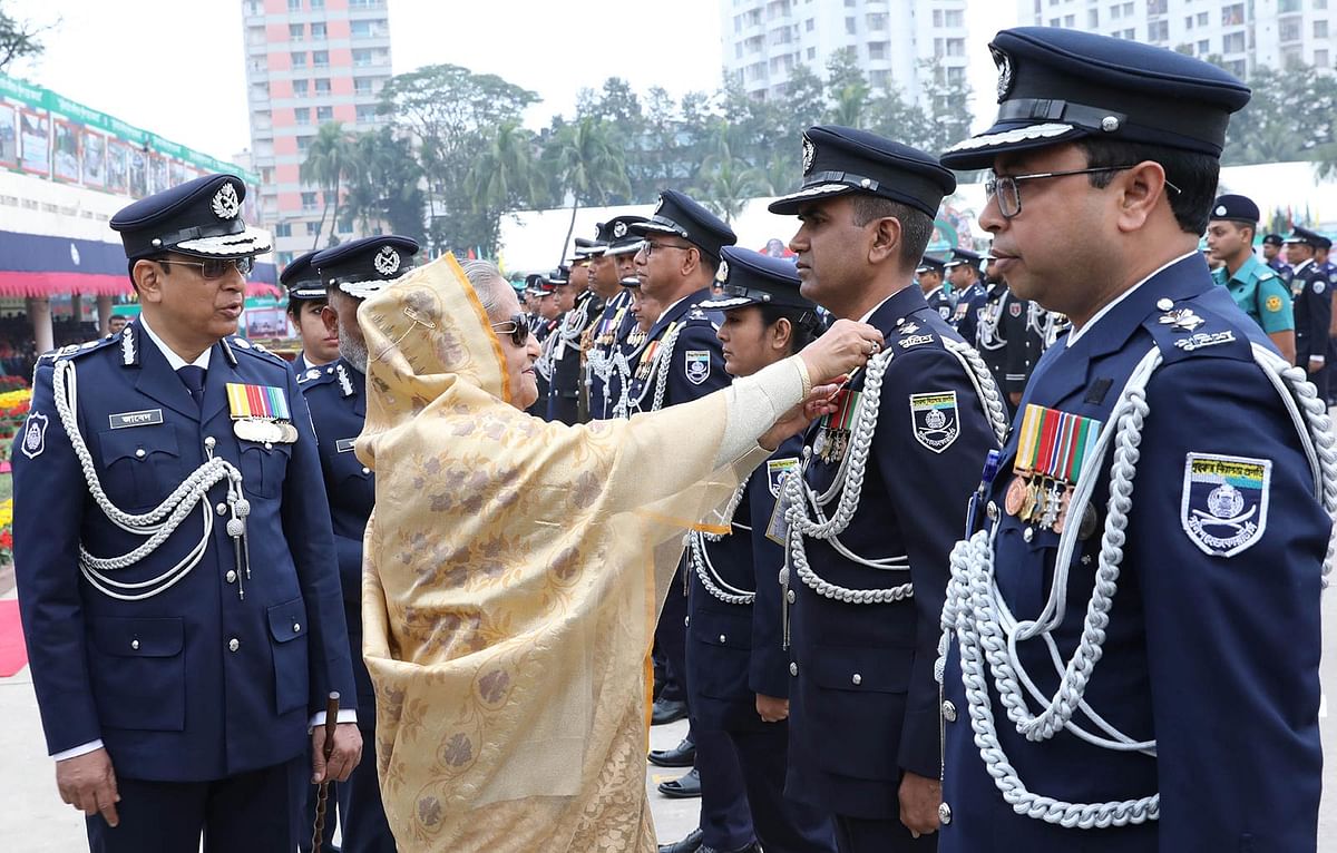 প্রধানমন্ত্রী ১১৮ জন পুলিশ সদস্যের মধ্যে বাংলাদেশ পুলিশ পদক ও পুলিশ পদক সেবা এবং রাষ্ট্রপতি পুলিশ পদক ও রাষ্ট্রপতি পুলিশ পদক সেবা বিতরণ করেন। ছবি: ফোকাস বাংলা