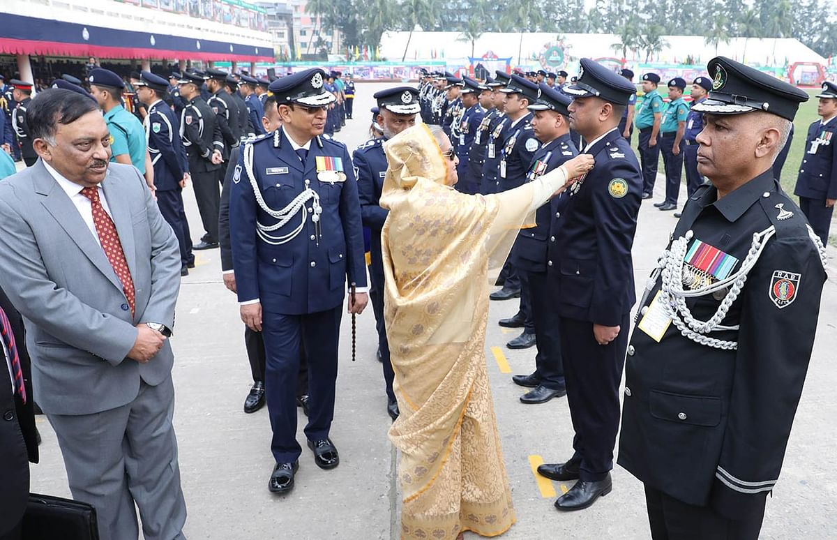 প্রধানমন্ত্রী ১১৮ জন পুলিশ সদস্যের মধ্যে বাংলাদেশ পুলিশ পদক ও পুলিশ পদক সেবা এবং রাষ্ট্রপতি পুলিশ পদক ও রাষ্ট্রপতি পুলিশ পদক সেবা বিতরণ করেন। ছবি: ফোকাস বাংলা