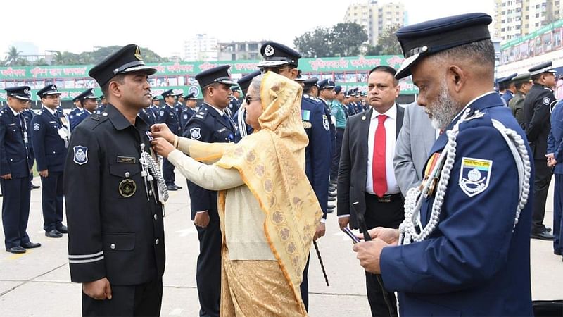 প্রধানমন্ত্রী ১১৮ জন পুলিশ সদস্যের মধ্যে বাংলাদেশ পুলিশ পদক ও পুলিশ পদক সেবা এবং রাষ্ট্রপতি পুলিশ পদক ও রাষ্ট্রপতি পুলিশ পদক সেবা বিতরণ করেন। ছবি: সংগৃহীত