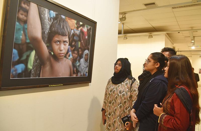 ‘ফ্ল্যাশ অন রোহিঙ্গা জেনোসাইড’ প্রদর্শনী ঘুরে দেখছেন তরুণ দর্শনার্থীরা। ছবি: সংগৃহীত