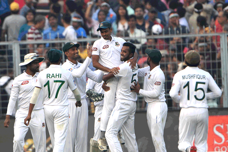 বাংলাদেশ পাকিস্তানে টেস্ট খেলার ব্যাপারে এখনো আগ্রহী না হলে ভিসা প্রক্রিয়া শুরু করে দিয়েছে বিসিবি। এএফপি ফাইল ছবি