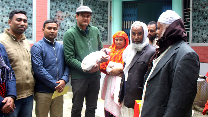 রাস্তার পাশে কুড়িয়ে পাওয়া নবজাতকটির সুরক্ষার দায়িত্ব নিয়েছেন সরিষাবাড়ীর ইউএনও শিহাব উদ্দিন আহমদ। ছবি: শফিকুল ইসলাম