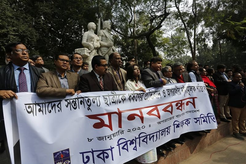 ঢাকা বিশ্ববিদ্যালয়ের ছাত্রীকে ধর্ষণের প্রতিবাদে ও অপরাধীর দৃষ্টান্তমূলক শাস্তির দাবিতে আজ বুধবার বেলা ১১টার দিকে ঢাকা বিশ্ববিদ্যালয়ের অপরাজেয় বাংলার পাদদেশে মানববন্ধন করে ঢাকা বিশ্ববিদ্যালয় শিক্ষক সমিতি। ছবি: প্রথম আলো