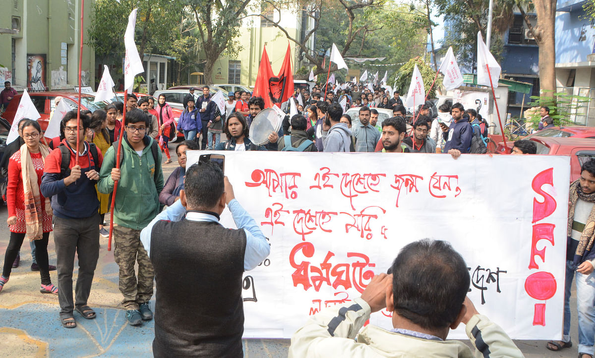 ধর্মঘটের সমর্থনে গতকাল যাদবপুরে শিক্ষার্থীদের মিছিল। ছবি: ভাস্কর মুখার্জি