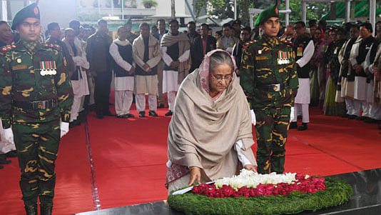 রাজধানীর ধানমন্ডি ৩২ নম্বরে বঙ্গবন্ধু স্মৃতি জাদুঘরের সামনে রক্ষিত জাতির পিতার প্রতিকৃতিতে পুষ্পাঞ্জলি অর্পণ করেন প্রধানমন্ত্রী শেখ হাসিনা। ছবি: বাসস