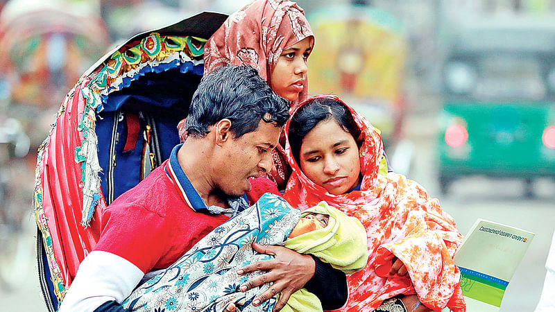 আবার জেঁকে বসেছে শীত। ঘর ও বাইরে জবুথবু অবস্থা নগরবাসীর। বেশি ভোগান্তিতে পড়তে হচ্ছে শিশুদের। গতকাল ঢাকা বিশ্ববিদ্যালয়ের টিএসসি এলাকায়।  ছবি: শুভ্র কান্তি দাশ