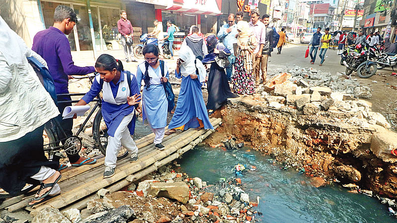 সংস্কারের জন্য হঠাৎ কালভার্ট ভেঙে ফেলায় ভোগান্তিতে পড়ছেন স্থানীয় লোকজন। গতকাল সকালে সিলেট নগরের পূর্ব জিন্দাবাজারে।  প্রথম আলো