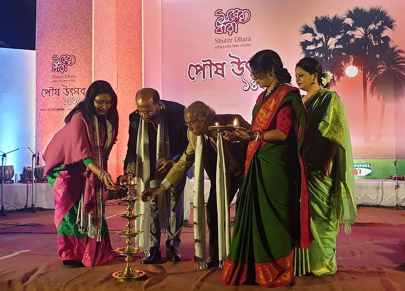 প্রদীপ জ্বালিয়ে সুরের ধারার পৌষ উৎসবের উদ্বোধন করেন অতিথিরা। ছবি: প্রথম আলো