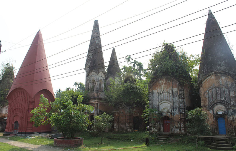 রায়েরকাঠী রাজবাড়ির একটি মঠ সম্প্রতি সংস্কার করা য়েছে। অন্যগুলো এখনো জরাজীর্ণ হয়ে আছে। সাম্প্রতিক ছবি।  প্রথম আলো