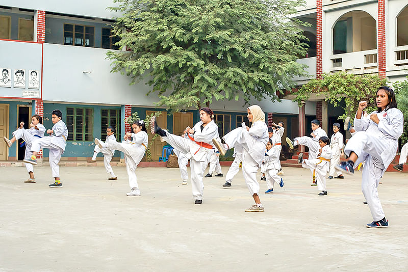 আত্মরক্ষার কিছু কৌশল শিখে রাখা ভালো। ছবি: খালেদ সরকার