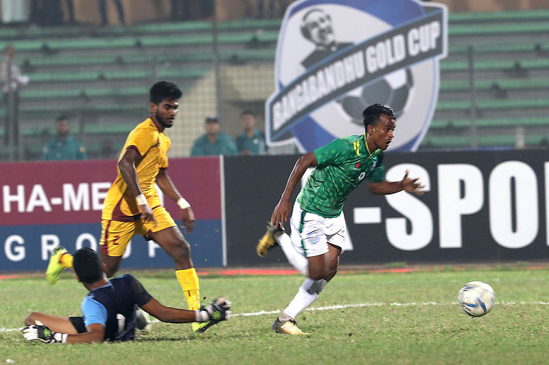 শ্রীলঙ্কার গোলরক্ষককে কাটাচ্ছেন মতিন। ছবি: শামসুল হক