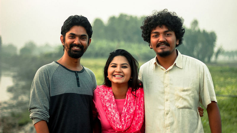 পরিচালক ও সহ-অভিনেতার সঙ্গে স্পর্শিয়া। ছবি: ফেসবুক