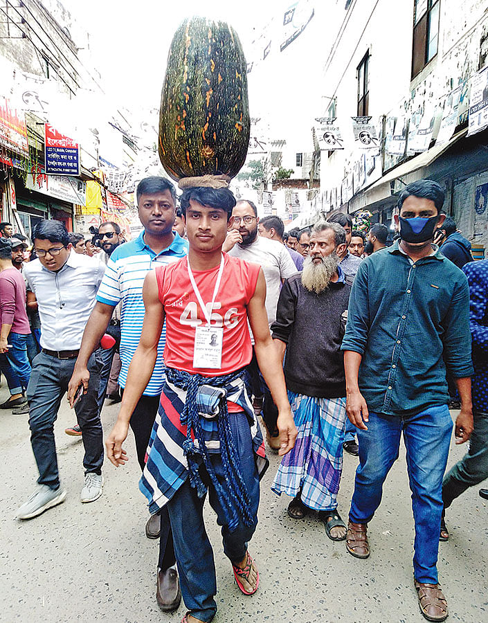 মিষ্টিকুমড়া মাথায় মিষ্টিকুমড়া প্রতীকের প্রচারণা। গতকাল পাইকপাড়ায়।