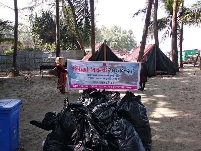 সেন্ট মার্টিনে দেড় কিলোমিটার এলাকায় দেড় ঘণ্টায় ১২০ কেজি প্লাস্টিক বর্জ্য সংগ্রহ করা হয়। ছবি: ঢাকা বিশ্ববিদ্যালয়ের প্রাণিবিদ্যা বিভাগের সৌজন্যে