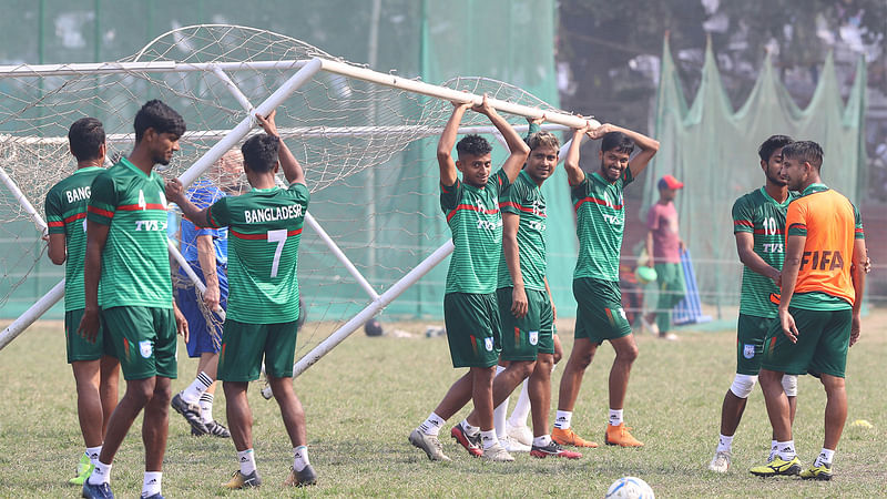 গতকাল অনুশীলনে বাংলাদেশ দল। ছবি: প্রথম আলো