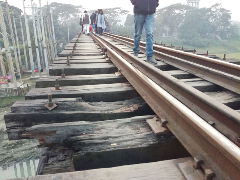 ময়মনসিংহ শহরের কেওয়াটখালী এলাকাসংলগ্ন শম্ভূগঞ্জ রেল সেতুতে এমন অনেক স্থানেই দেখা মেলে ক্ষয় হয়ে যাওয়া স্লিপার।  ছবি: প্রথম আলো