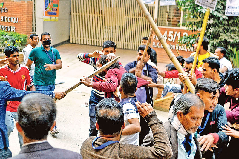 দক্ষিণে বিএনপির মেয়র পদপ্রার্থী ইশরাক হোসেনের নির্বাচনী প্রচারের সময় আওয়ামী লীগ ও বিএনপির কর্মী-সমর্থকদের মধ্যে সংঘর্ষের ঘটনা ঘটে।  এ সময় একজনকে এলোপাতাড়ি পেটাতে দেখা যাচ্ছে। গতকাল দুপুরে গোপীবাগের আর কে মিশন রোডে।  ছবি: সংগৃহীত