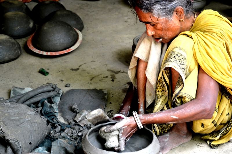 উপজেলার পুটিজানা ইউনিয়নের বেরিবাড়ি গ্রামের কুমারবাড়ির মৃৎশিল্পী অনিতা পাল প্রায় ৪০ বছর ধরে নিপুণশৈলীতে মাটির বাসনপত্র তৈরি করে আসছেন। ছবি: লেখক