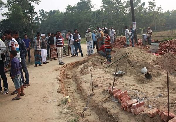 সরকারি রাস্তা কেটে পাকা দেয়াল তোলার অভিযোগ উঠলে পুলিশ ঘটনাস্থলে গিয়ে দেয়াল নির্মাণের কাজ বন্ধ করে। ছবি: সংগৃহীত