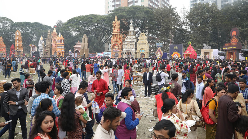 জগন্নাথ হলের মাঠে বিভিন্ন মণ্ডপ।