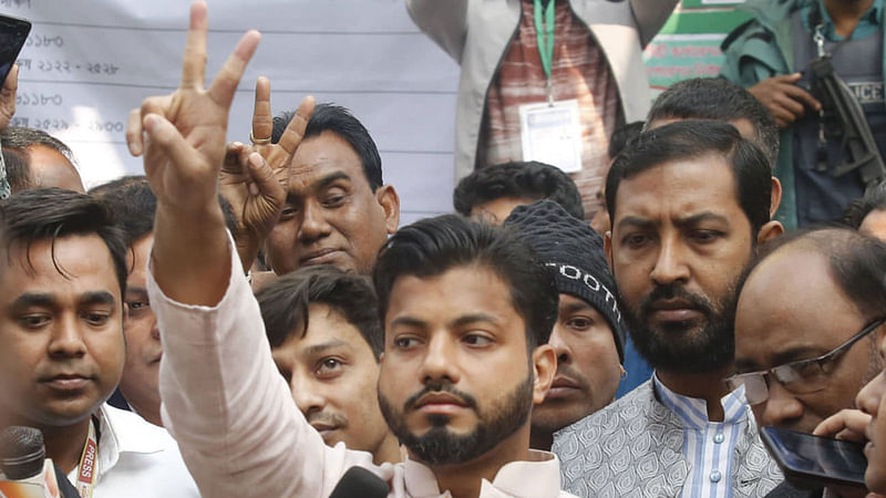 ঢাকা দক্ষিণে বিএনপির মেয়র প্রার্থী ইশরাক হোসেন গোপীবাগের শহীদ শাহজাহান প্রাথমিক বিদ্যালয় কেন্দ্রে ভোট দিয়ে সাংবাদিকদের সঙ্গে কথা বলেন। ঢাকা, ১ ফেব্রুয়ারি। ছবি: হাসান রাজা